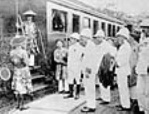 Toàn quyền Albert Sarraut và Thống sứ Bắc kỳ tiễn đưa vua Khải Định về Huế tại sân ga Nam Định. Vua đang giã từ ở bậc thang bước lên tàu.